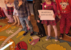 Dzieci z fioletowej grupy podczas prezentacji Justyny Kowalczyk.