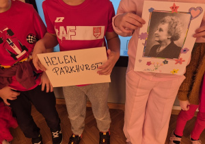 Dzieci z pomarańczowej grupy trzymają zdjęcie Helen Parkhurst.