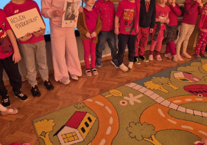 Pomarańczowa grupa podczas prezentacji sławnej kobiety.