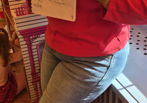 Nauczycielka prezentuje przygotowaną przez dzieci książeczkę.