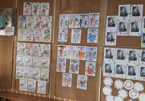 Prace dzieci na tablicy - Sławne Kobiety.