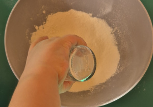 Dzieci dosypuje sól do miski.