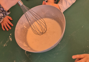 Dzieci mieszają ciasto.