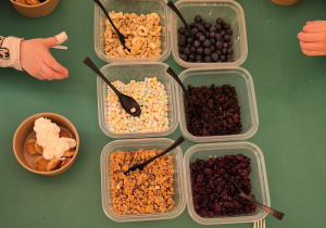 Dzieci dekorują swoje placuszki.