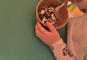 Dzieci próbuje swoich wypieków.