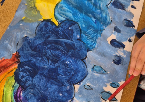 Dzieci malują farbami marcową pogodę.