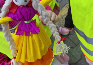 Dziecko prezentuje małą marzannę.