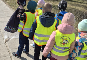 Przedszkolaki z marzanną podczas spaceru.