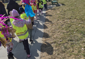 Dzieci ze wszystkich grup podczas spaceru.