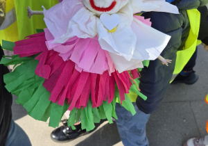 Dziecko prezentuje marzannę.