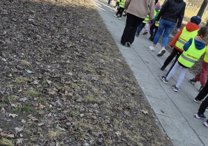 Dzieci spacerują w okolicy przedszkola.