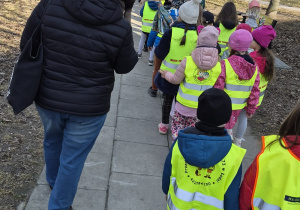 Dzieci na spacerze z marzannami.