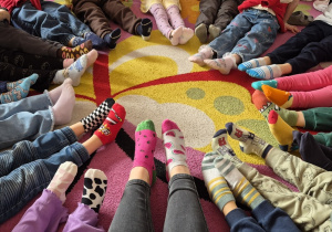 Dzieci prezentują swoje skarpetki.