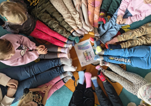 Dzieci w kolorowych skarpetkach.