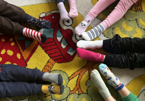 Dzieci w dwóch różnych skarpetkach.