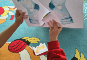 Dzieci łączą ilustracje przedstawiające skarpetki.