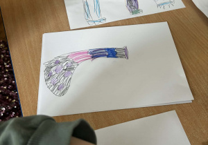 Dzieci rysują skarpetki.