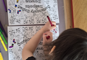 Dziewczynki kolorują skarpetki.