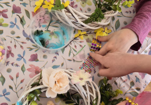 Dzieci ozdabiają swoje wianki.