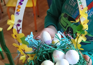 Dziecko prezentuje swój stroik.