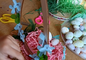 Dzieci ozdabiają swoje stroiki.