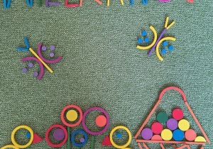 Wielkanocny obrazek ułożony z darów zabawy Froebla