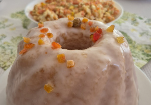 Na stole babka wielkanocna.