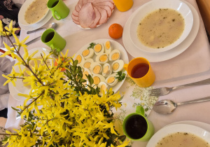 Dzieci jedzą biały barszcz.