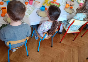 Dzieci przy posiłku wielkanocnym.