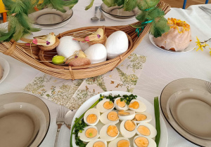 Na stoliku stroik wielkanocny i jajka.