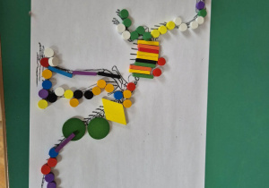 Dinozaur ułożony z darów zabawy Froebla.