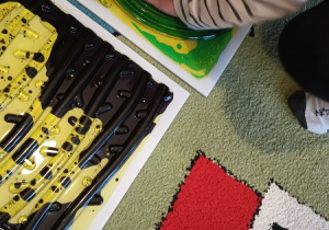 Dziecko dotyka kafla sensorycznego.