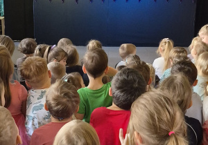 Dzieci podczas przedstawienia teatralnego
