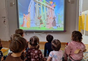 Dzieci oglądają film edukacyjny o karnawale na świecie.