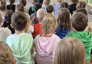 Dzieci klaszczą w rytm muzyki.