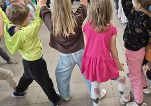 Dzieci wykonują kroki tanga.