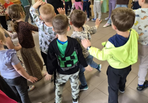 Dzieci tańczą tango.