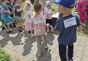 Dzieci biorą udział w rozgrzewce.