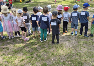 Przedszkolaki przygotowują się do biegu.