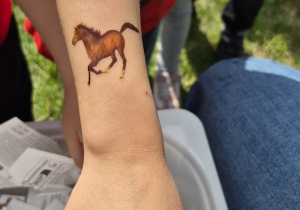 Dziecko pokazuje swój tatuaż.