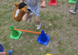 Dziewczynka podczas wyścigu Hobby Horse.