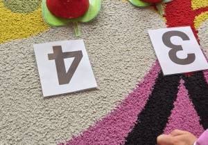 Styropianowe biedronki z różną liczbą oczek przy odpowiedniej cyfrze.