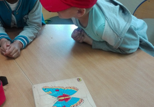 Dzieci układają motyla