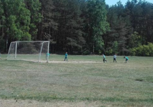dzieci grają w piłkę nożną