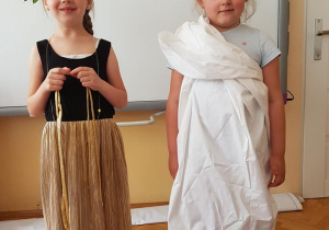 Dzieci w strojach greckich