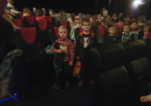 Dzieci siedzą w kinie