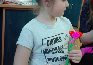 Dziewczynka trzyma kwiat