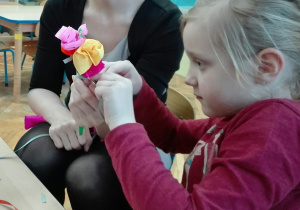 Dziewczynka robi kwiat z bibuły
