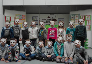 Dzieci w maskach misia