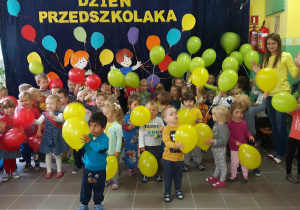 Dzieci trzymają kolorowe balony